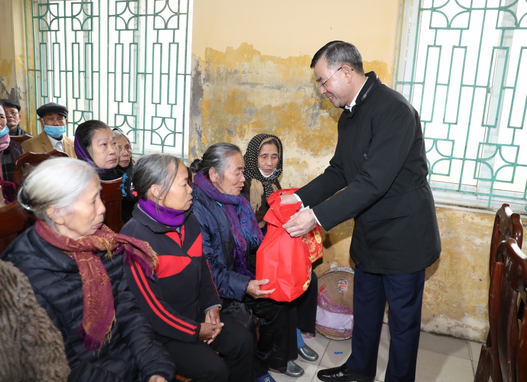 Tổng Kiểm toán Nhà nước Ngô Văn Tuấn trao quà Tết tặng hộ nghèo, công nhân có hoàn cảnh khó khăn tại huyện Yên Mỹ
