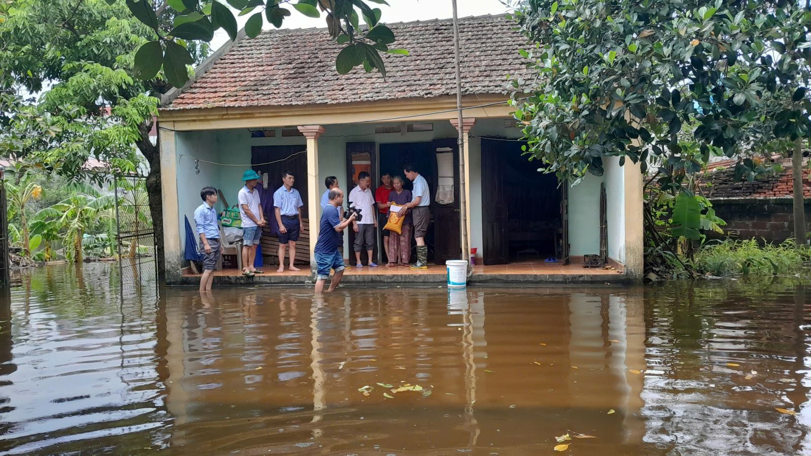 YÊN MỸ: TRAO HỖ TRỢ 4 GIA ĐÌNH KHÓ KHĂN BỊ THIỆT HẠI DO CƠN BÃO SỐ 3 TẠI CÁC XÃ MINH CHÂU, YÊN PHÚ, TÂN VIỆT