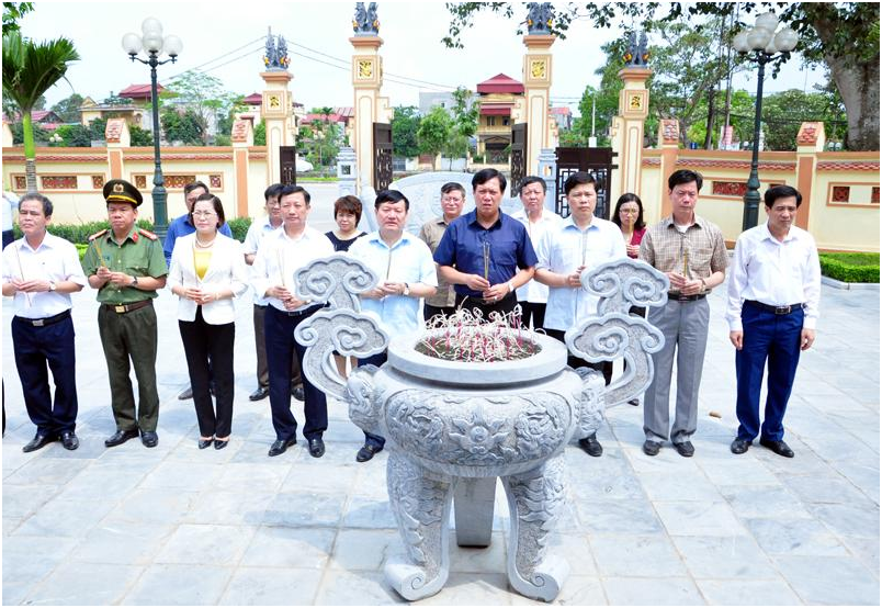 Các đại biểu dâng hương tại Nhà tưởng niệm Trung tướng Nguyễn Bình