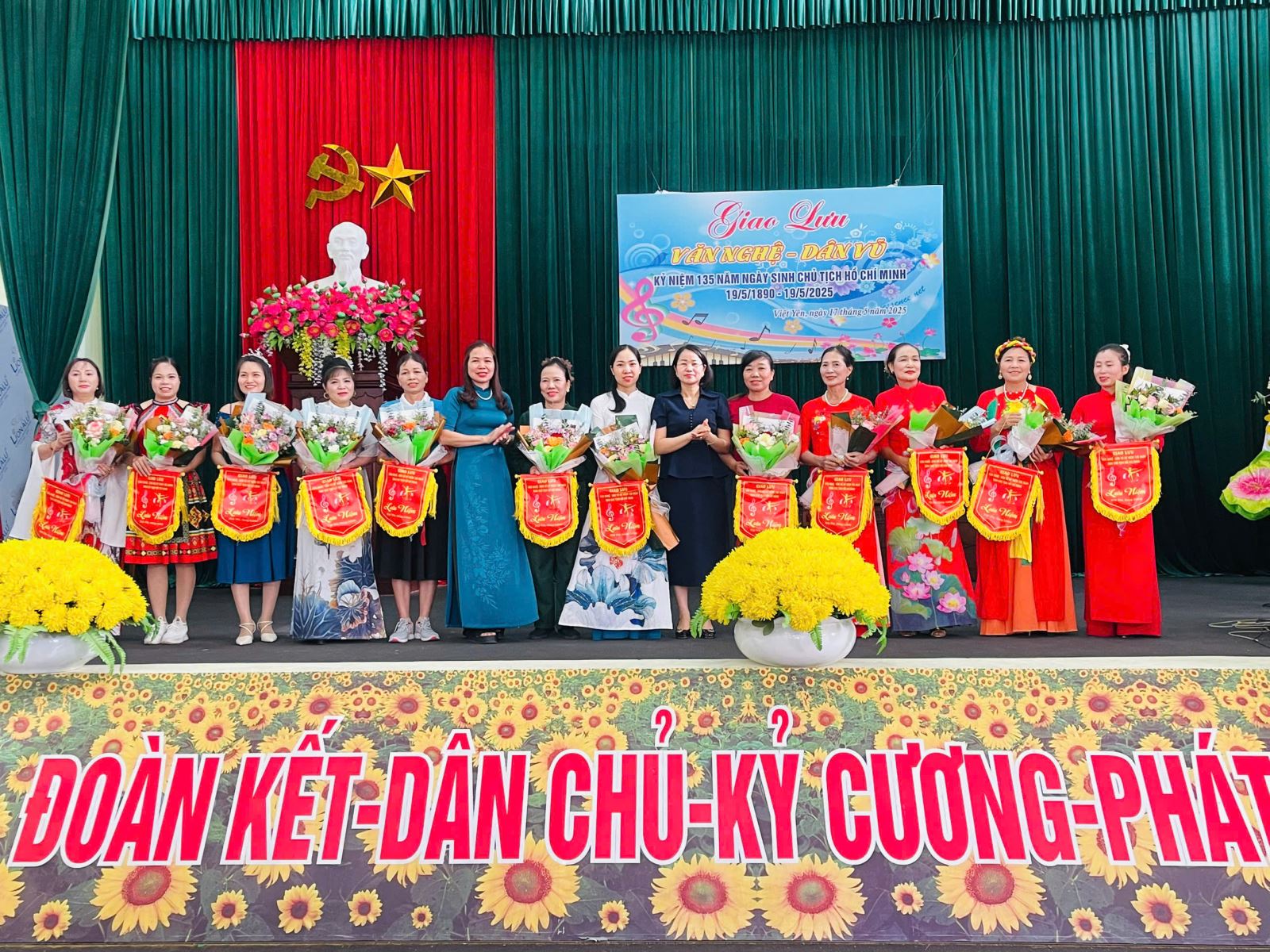 Xã Việt Yên giao lưu văn nghệ - dân vũ chào mừng kỷ niệm 135 năm ngày sinh nhật Bác
